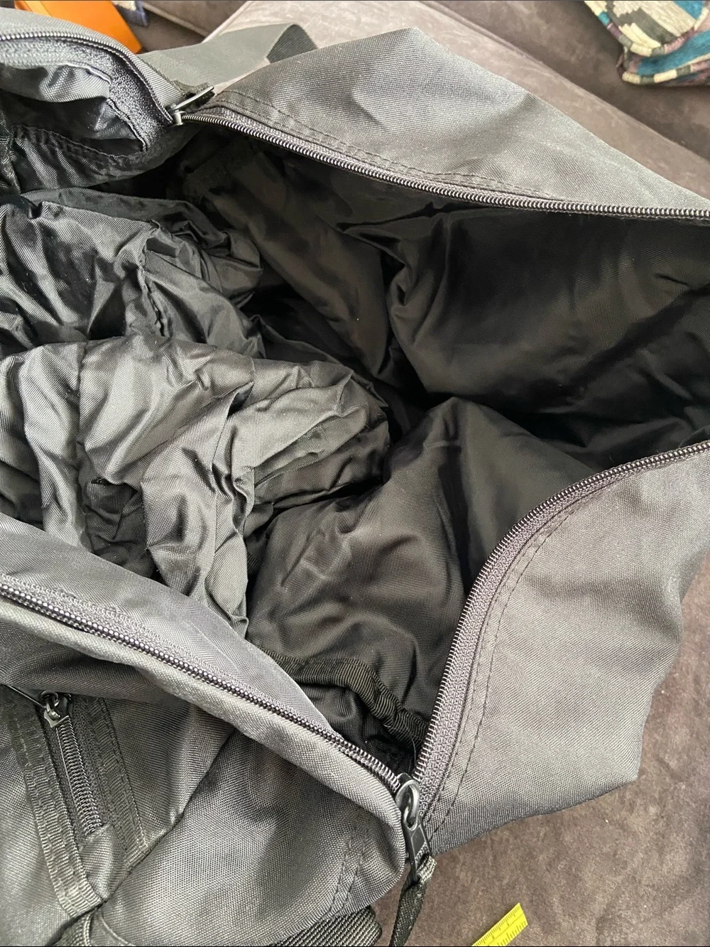 Eddie Bauer Black Men's gym Duffel with Shoulder Strap shoe compartment vguc